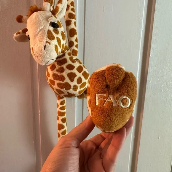 FAO Schwarz Geoffrey Giraffe Plush 24” Toys“R”Us 2011 Collectible Stuffed Animal - Picture 3 of 6